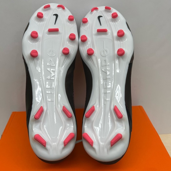 Men’s Nike Soccer Cleats - Picture 7 of 8